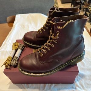 Dr. Martens Made in England
Men’s 1460 Vintage Pascal
Burgundy